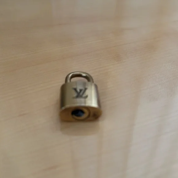 Louis Vuitton authentic lock without key number 321 - Picture 3 of 5